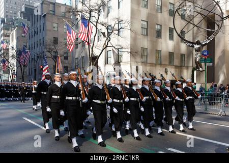 (160317) -- NEW YORK, 17 mars 2016 -- les participants se produisent alors qu'ils marchent sur la Cinquième Avenue pendant la 255e rue Défilé de Patrick à New York, aux États-Unis, le 17 mars 2016. Des centaines de milliers de personnes se sont rassemblées le long de la Cinquième Avenue de New York pour observer la rue Patrick s Day Parade ici jeudi. ) ÉTATS-UNIS-NEW YORK-ST. PATRICK S DAY-PARADE LixMuzi PUBLICATIONxNOTxINxCHN New York Mars 17 2016 les participants se produisent alors qu'ils marchent sur la Cinquième Avenue pendant la St Patrick S Day Parade à New York les Etats-Unis LE 17 2016 mars des centaines de milliers de célébrités se sont réunis Banque D'Images