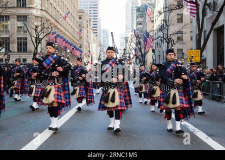 (160317) -- NEW YORK, 17 mars 2016 -- les gens défilent pendant la Saint-Sylvestre Patrick s Day Parade à New York, aux États-Unis, le 17 mars 2016. Des centaines de milliers de personnes se sont rassemblées le long de la Cinquième Avenue de New York pour observer la rue Patrick s Day Parade ici jeudi. ) ÉTATS-UNIS-NEW YORK-ST. PATRICK S DAY-PARADE LixChangxiang PUBLICATIONxNOTxINxCHN New York Mars 17 2016 célébrités March pendant la St Patrick S Day Parade à New York les Etats-Unis LE 17 2016 mars des centaines de milliers de célébrités se sont rassemblées aux côtés de New York S Fifth Avenue pour assister à la St Patrick S Day Parade ici LE Banque D'Images