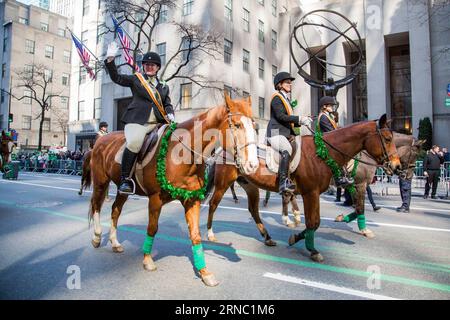 (160317) -- NEW YORK, 17 mars 2016 -- les cavalières marchent pendant la St. Patrick s Day Parade à New York, aux États-Unis, le 17 mars 2016. Des centaines de milliers de personnes se sont rassemblées le long de la Cinquième Avenue de New York pour observer la rue Patrick s Day Parade ici jeudi. ) ÉTATS-UNIS-NEW YORK-ST. PATRICK S DAY-PARADE LixChangxiang PUBLICATIONxNOTxINxCHN New York Mars 17 2016 Girl Riders Marche pendant le St Patrick S Day Parade à New York les États-Unis LE 17 2016 mars, des centaines de milliers de célébrités se sont rassemblées aux côtés de New York S Fifth Avenue pour assister au St Patrick S Day Parade ici Banque D'Images