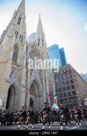 (160317) -- NEW YORK, 17 mars 2016 -- les gens défilent devant St. Patrick s Cathedral pendant la St. Patrick s Day Parade à New York, aux États-Unis, le 17 mars 2016. Des centaines de milliers de personnes se sont rassemblées le long de la Cinquième Avenue de New York pour observer la rue Patrick s Day Parade ici jeudi. ) ÉTATS-UNIS-NEW YORK-ST. PATRICK S DAY-PARADE LixChangxiang PUBLICATIONxNOTxINxCHN New York Mars 17 2016 célébrités Marche devant la cathédrale St Patrick S lors du St Patrick S Day Parade à New York LE 17 2016 mars des centaines de milliers de célébrités se sont rassemblées à côté Banque D'Images