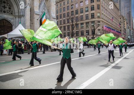 (160317) -- NEW YORK, 17 mars 2016 -- les gens défilent sur la Cinquième Avenue pendant la rue Patrick s Day Parade à New York, aux États-Unis, le 17 mars 2016. Des centaines de milliers de personnes se sont rassemblées le long de la Cinquième Avenue de New York pour observer la rue Patrick s Day Parade ici jeudi. ) ÉTATS-UNIS-NEW YORK-ST. PATRICK S DAY-PARADE LixChangxiang PUBLICATIONxNOTxINxCHN New York Mars 17 2016 célébrités March Down Fifth Avenue lors de la St Patrick S Day Parade à New York LE 17 2016 mars, des centaines de milliers de célébrités se sont rassemblées aux côtés de New York S Fifth Avenue pour regarder Th Banque D'Images