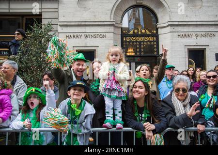 (160317) -- NEW YORK, 17 mars 2016 -- les spectateurs applaudissent pendant la St. Patrick s Day Parade à New York, aux États-Unis, le 17 mars 2016. Des centaines de milliers de personnes se sont rassemblées le long de la Cinquième Avenue de New York pour observer la rue Patrick s Day Parade ici jeudi. ) ÉTATS-UNIS-NEW YORK-ST. PATRICK S DAY-PARADE LixChangxiang PUBLICATIONxNOTxINxCHN New York Mars 17 2016 les spectateurs applaudissent lors de la St Patrick S Day Parade à New York aux États-Unis LE 17 2016 mars des centaines de milliers de célébrités se sont rassemblées aux côtés de New York S Fifth Avenue pour regarder la St Patrick S Day Parade ici ACTIVÉ Banque D'Images