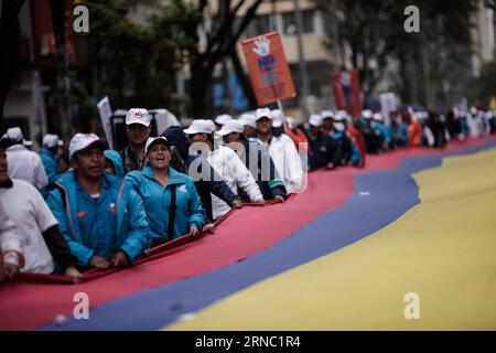 Bilder des Tages Generalstreik à Kolumbien (160317) -- BOGOTA, 17 mars 2016 -- les habitants réagissent lors d'une marche organisée en marge de la grève nationale à Bogota, capitale de la Colombie, le 17 mars 2016. Les syndicats colombiens, soutenus par les camionneurs, les chauffeurs de taxi et les paysans, ont appelé à une grève nationale pour protester contre la politique économique et sociale du gouvernement, selon des informations de la presse locale. (jg) (sp) COLOMBIA-BOGOTA-SOCIETY-MARCH JHONxPAZ PUBLICATIONxNOTxINxCHN Images la journée de grève générale en Colombie Bogota 17 2016 mars les habitants réagissent lors d'une marche héros dans le Sid Banque D'Images