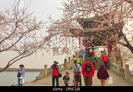 (160319) -- PÉKIN, le 19 mars 2016 -- les visiteurs apprécient le paysage du Palais d'été de Pékin, capitale de la Chine, le 19 mars 2016. Les fleurs de pêche et les fleurs de magnolia ont été en pleine floraison à mesure que la température augmente, attirant beaucoup de gens pour visiter.) (mp) CHINA-BEIJING-SUMMER PALACE (CN) LixXin PUBLICATIONxNOTxINxCHN Beijing Mars 19 2016 les visiteurs apprécient le paysage du Palais d'été à Beijing capitale de la Chine Mars 19 2016 les fleurs de pêche et de magnolia ont été en pleine floraison alors que la température monte attirant beaucoup de célébrités pour visiter MP China Beijing Summer Palace CN LixXin P Banque D'Images