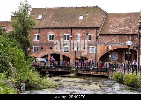 Marcher près de la rivière. Les Maltings sur la rivière Avon à Salisbury, Wiltshire, Royaume-Uni Banque D'Images