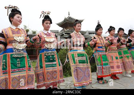 (160320) -- QIANDONGNAN, 19 mars 2016 -- des filles portant des costumes traditionnels de l'ethnie Miao dansent dans le canton de Langdong dans le comté de Rongjiang, province du Guizhou, au sud-ouest de la Chine, le 19 mars 2016. Le comté de Rongjiang dans le Guizhou a longtemps été l'habitat pour les minorités ethniques de Dong, Miao, Shui et Yao, chacun se vante de leur costume particulier. (Zwx) CHINA-GUIZHOU-RONGJIANG-COSTUMES DES MINORITÉS ETHNIQUES(CN) YangxChengli PUBLICATIONxNOTxINxCHN Qiandongnan Mars 19 2016 filles portant des costumes traditionnels de l'ethnie Miao danse À long Dong Township dans le comté de Rongjiang Sud-Ouest de la Chine Banque D'Images