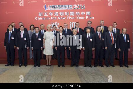 (160320) -- PÉKIN, le 20 mars 2016 -- le vice-premier ministre chinois Zhang Gaoli (5e L, devant) pose pour une photo de groupe avec quelques participants du China Development Forum 2016 avant la cérémonie d'ouverture du forum à Beijing, capitale de la Chine, le 20 mars 2016. (Zwx) CHINA-BEIJING-ZHANG GAOLI-DEVELOPMENT FORUM 2016(CN) WangxYe PUBLICATIONxNOTxINxCHN Beijing Mars 20 2016 le vice-premier ministre chinois Zhang Gaoli 5e le Front pose pour une photo de groupe avec quelques participants du Forum de développement de la Chine 2016 avant la cérémonie d'ouverture du Forum à Beijing capitale de la Chine Mars 20 2016 zwx Chine Beijin Banque D'Images