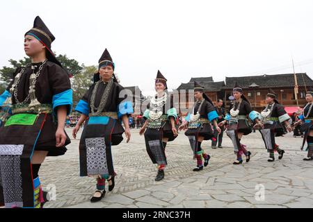 (160320) -- QIANDONGNAN, 19 mars 2016 -- des femmes portant des costumes traditionnels de l'ethnie Miao dansent dans le comté de Rongjiang, dans la province du Guizhou du sud-ouest de la Chine, le 19 mars 2016. Le comté de Rongjiang dans le Guizhou a longtemps été l'habitat pour les minorités ethniques de Dong, Miao, Shui et Yao, chacun se vante de leur costume particulier. (Zwx) CHINA-GUIZHOU-RONGJIANG-COSTUMES DES MINORITÉS ETHNIQUES(CN) YangxChengli PUBLICATIONxNOTxINxCHN Qiandongnan Mars 19 2016 femmes portant des costumes traditionnels du groupe ethnique Miao danse dans le comté de Rongjiang Sud-Ouest Chine S Guizhou province Mars 19 2016 Rongjiang Banque D'Images