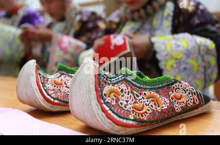 (160320) -- QIANDONGNAN, 19 mars 2016 -- une photo prise le 19 mars 2016 montre des chaussures traditionnelles du groupe ethnique Dong dans le comté de Rongjiang, dans la province du Guizhou, au sud-ouest de la Chine. Le comté de Rongjiang dans le Guizhou a longtemps été l'habitat pour les minorités ethniques de Dong, Miao, Shui et Yao, chacun se vante de leur costume particulier. (Zwx) CHINA-GUIZHOU-RONGJIANG-COSTUMES DES MINORITÉS ETHNIQUES (CN) YangxChengli PUBLICATIONxNOTxINxCHN Qiandongnan Mars 19 2016 photo prise LE 19 2016 mars montre Chaussures traditionnelles du groupe ethnique Dong dans le comté de Rongjiang Sud-Ouest Chine Sud Guizhou province de Guizhou Rongjiang compte Banque D'Images