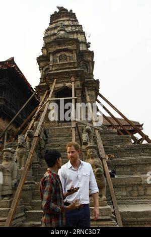 Prinz Harry au Népal (160320) -- BHAKTAPUR, le 20 mars 2016 -- un survivant du tremblement de terre de Bhaktapur informe le prince britannique Harry (R) sur la Bhaktapur Durbar Sqaure et son état lors de la visite du prince britannique Harry à Bhaktapur, Népal, le 20 mars 2016. Le prince royal britannique Harry est arrivé au Népal samedi midi pour une visite officielle de cinq jours. NÉPAL-BHAKTAPUR-PRINCE HARRY-VISITE PratapxThapa PUBLICATIONxNOTxINxCHN Prinz Harry au Népal Bhaktapur Mars 20 2016 au tremblement de terre Survivor de Bhaktapur Briefs le Prince britannique Harry r sur le Bhaktapur Durbar Sqaure et son état pendant les Britanniques Banque D'Images