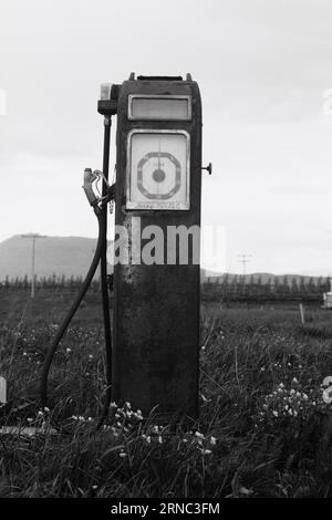 Vieille pompe à essence rouillée désaffectée en Islande Banque D'Images