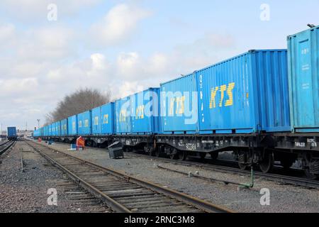 (160321) -- DOSTYK, le 20 mars 2016 -- le train de marchandises Chang an quitte la gare de la ville de Dostyk, Kazakhstan, le 20 mars 2016. Le train de marchandises Chang an transportant 2 000 tonnes de marchandises en provenance du Kazakhstan est parti dimanche pour la Chine, pour la première fois après le début de son exploitation depuis novembre 2013. Il devrait arriver à destination Xi an, capitale de la province du Shaanxi du nord-ouest de la Chine, dans cinq jours. Au cours des deux dernières années, il a transporté des marchandises chinoises exportées vers les pays d'Asie centrale le long de la ceinture économique de la route de la soie et renvoyé la Chine vide-chargée pour de multiples rea Banque D'Images