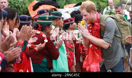 Le prince britannique Harry (à droite) salue les gens à son arrivée au village de Leorani à Lamjung, au Népal, le 21 mars 2016. À la tête d'une délégation de 30 membres, le prince Harry est au Népal pour une visite officielle de cinq jours au nom du gouvernement britannique pour marquer le 200e anniversaire des relations entre le Népal et la Grande-Bretagne. NÉPAL-LAMJUNG-PRINCE BRITANNIQUE HARRY-VISIT PradeepxRajxOnta PUBLICATIONxNOTxINxCHN le Prince britannique Harry accueille des célébrités à son arrivée au village de Lamjung Népal Mars 21 2016 à la tête d'une délégation de 30 membres le Prince Harry EST au Népal pour une visite officielle de cinq jours AU nom du gouvernement britannique to Banque D'Images