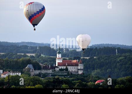 1 septembre 2023, Nove Mesto nad Metuji, République tchèque: les montgolfières survolent la ville de Nove Mesto nad Metuji au cours de la semaine qui verra les 5e montgolfières au-dessus du lac Rozkos, alors que les montgolfières de la République tchèque se rassemblent lors de ce qui est le plus grand événement de montgolfières de cette année en République tchèque. (Image de crédit : © Slavek Ruta/ZUMA Press Wire) USAGE ÉDITORIAL SEULEMENT! Non destiné à UN USAGE commercial ! Banque D'Images