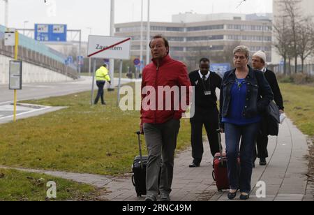 Les gens sont évacués de l'aéroport de Bruxelles, en Belgique, le 22 mars 2016. Au moins 13 personnes seraient mortes après des explosions à l'aéroport de Bruxelles et dans une station de métro mardi.) BELGIUM-BRUXELLES-EXPLOSIONS YexPingfan PUBLICATIONxNOTxINxCHN des célébrités sont évacuées de Brussels Airport à Bruxelles Belgique LE 22 2016 mars, au moins 13 célébrités seraient mortes après des explosions À Brussels Airport et dans une station de métro mardi Belgique explosions à Bruxelles YexPingfan PUBLICATIONxNOTxINxCHN Banque D'Images