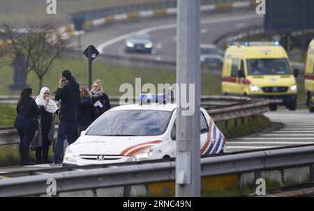 Les gens sont évacués de l'aéroport de Bruxelles, en Belgique, le 22 mars 2016. Au moins 13 personnes seraient mortes après des explosions à l'aéroport de Bruxelles et dans une station de métro mardi.) BELGIUM-BRUXELLES-EXPLOSIONS YexPingfan PUBLICATIONxNOTxINxCHN des célébrités sont évacuées de Brussels Airport à Bruxelles Belgique LE 22 2016 mars, au moins 13 célébrités seraient mortes après des explosions À Brussels Airport et dans une station de métro mardi Belgique explosions à Bruxelles YexPingfan PUBLICATIONxNOTxINxCHN Banque D'Images