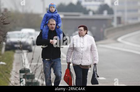 Les gens sont évacués de l'aéroport de Bruxelles, en Belgique, le 22 mars 2016. Au moins 13 personnes seraient mortes après des explosions à l'aéroport de Bruxelles et dans une station de métro mardi.) BELGIUM-BRUXELLES-EXPLOSIONS YexPingfan PUBLICATIONxNOTxINxCHN des célébrités sont évacuées de Brussels Airport à Bruxelles Belgique LE 22 2016 mars, au moins 13 célébrités seraient mortes après des explosions À Brussels Airport et dans une station de métro mardi Belgique explosions à Bruxelles YexPingfan PUBLICATIONxNOTxINxCHN Banque D'Images