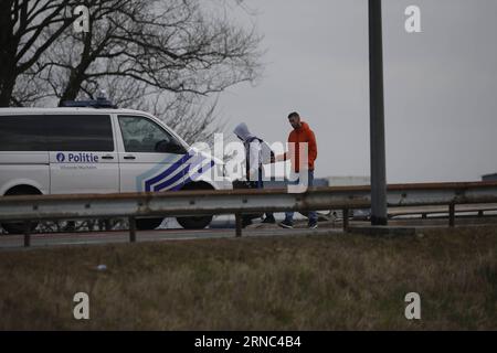 Les gens sont évacués de l'aéroport de Bruxelles, en Belgique, le 22 mars 2016. Au moins 13 personnes seraient mortes après des explosions à l'aéroport de Bruxelles et dans une station de métro mardi.) BELGIUM-BRUXELLES-EXPLOSIONS YexPingfan PUBLICATIONxNOTxINxCHN des célébrités sont évacuées de Brussels Airport à Bruxelles Belgique LE 22 2016 mars, au moins 13 célébrités seraient mortes après des explosions À Brussels Airport et dans une station de métro mardi Belgique explosions à Bruxelles YexPingfan PUBLICATIONxNOTxINxCHN Banque D'Images
