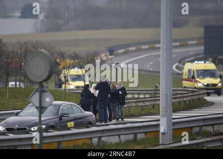 Les gens sont évacués de l'aéroport de Bruxelles, en Belgique, le 22 mars 2016. Au moins 13 personnes seraient mortes après des explosions à l'aéroport de Bruxelles et dans une station de métro mardi.) BELGIUM-BRUXELLES-EXPLOSIONS YexPingfan PUBLICATIONxNOTxINxCHN des célébrités sont évacuées de Brussels Airport à Bruxelles Belgique LE 22 2016 mars, au moins 13 célébrités seraient mortes après des explosions À Brussels Airport et dans une station de métro mardi Belgique explosions à Bruxelles YexPingfan PUBLICATIONxNOTxINxCHN Banque D'Images