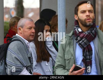 (160322) -- BRUXELLES, le 22 mars 2016 -- les passagers se préparent à quitter l'aéroport de Bruxelles à Bruxelles, Belgique, le 22 mars 2016. Il y a 13 morts dans les explosions de l'aéroport de Bruxelles et 15 morts dans l'explosion d'une station de métro, selon le procureur fédéral belge et les chiffres officiels fournis par la STIB, la compagnie bruxelloise de transport public. BELGIQUE-BRUXELLES-EXPLOSIONS GongxBing PUBLICATIONxNOTxINxCHN Bruxelles Mars 22 2016 les passagers se préparent à quitter l'aéroport de Bruxelles Belgique LE 22 2016 mars, il y a 13 morts À l'aéroport de Bruxelles explosions et 15 morts DANS une station de métro Banque D'Images