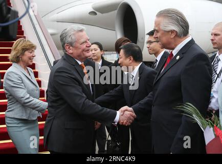 Chinareise von Joachim Gauck : Ankunft à Shanghai (160322) -- SHANGHAI, le 22 mars 2016 -- le président allemand Joachim Gauck (2e L) est accueilli à son arrivée à l'aéroport international de Hongqiao à Shanghai, en Chine, le 22 mars 2016.) (Zhs) CHINA-SHANGHAI-GERMAN PRESIDENT-VISIT (CN) PeixXin PUBLICATIONxNOTxINxCHN Chine Voyage de Joachim Gauck arrivée à Shanghai Shanghai Mars 22 2016 le Président allemand Joachim Gauck 2nd l EST accueilli à son arrivée À l'aéroport international de Hongqiao à Shanghai Chine Mars 22 2016 zhs Chine Shanghai Président allemand visite CN PeixXin PUBLICATIONxNOXin PUBLICATIONxNXN Banque D'Images