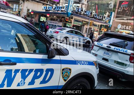 (160322) -- NEW YORK, March 22, 2016 -- New York Police Department vehicles are seen parked at Times Square in Manhattan, New York, the United States on March 22, 2016. New York City Mayor Bill de Blasio said Tuesday the city has increased presence of police and counter-terrorism forces in its subways and other public transit hubs. The move was taken after terrorist attacks happened in Brussels, Belgium, Tuesday morning, which left at least 34 people killed and 200 others injured. ) U.S.-NEW YORK-NYPD-SECURITY-RAMPED UP LixMuzi PUBLICATIONxNOTxINxCHN   New York March 22 2016 New York Police De Banque D'Images