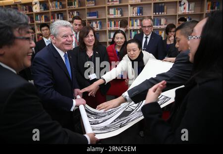 (160323) -- SHANGHAI, le 23 mars 2016 -- le président allemand Joachim Gauck (2e L, avant) communique avec des étudiants de l'Université Tongji à Shanghai, dans l'est de la Chine, le 23 mars 2016.) (Zhs) CHINA-GERMAN PRESIDENT-SHANGHAI-VISIT (CN) PeixXin PUBLICATIONxNOTxINxCHN Shanghai Mars 23 2016 le Président allemand Joachim Gauck 2nd l Front communiquer avec les étudiants DE L'Université Tongji de Shanghai East China Mars 23 2016 zhs Chine le Président allemand Shanghai visite CN PeixXin PUBLICATIONxNOTxINxCHN Banque D'Images