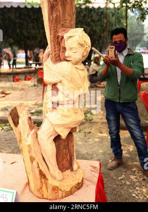 (160323) -- KATMANDOU, le 23 mars 2016 -- Un visiteur prend des photos d'un artisanat italien du bois lors du 4e Festival du bois organisé à l'occasion de la Journée mondiale du bois à Katmandou, capitale du Népal, le 23 mars 2016. Le festival est un événement culturel organisé chaque année pour mettre en valeur le bois en tant que biomatériau écologique et renouvelable et démontrer le rôle clé du bois dans un avenir durable. Plus de 90 stands de divers pays du monde ont exposé leurs travaux artisanaux. ) NEPAL-KATHMANDU-WOODCRAFT FESTIVAL SunilxSharma PUBLICATIONxNOTxINxCHN Katmandou Mars 23 2016 un visiteur prend des photos Banque D'Images