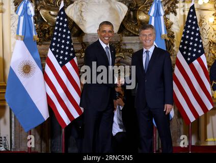 (160324) -- BUENOS AIRES, le 24 mars 2016 -- le président argentin Mauricio Macri (à droite) serre la main du président américain Barack Obama, au palais présidentiel Casa Rosada, à Buenos Aires, capitale de l'Argentine, le 23 mars 2016. Obama est arrivé mercredi en Argentine en provenance de Cuba pour une visite de deux jours. POOL/Martin Zabala) (wyl) ARGENTINA-BUENOS AIRES-U.S.-OBAMA-VISIT e Pool PUBLICATIONxNOTxINxCHN Buenos Aires Mars 24 2016 le président argentin Mauricio Macri r serre la main du président américain Barack Obama AU Palais présidentiel Casa Rosada à Buenos Aires capitale Argentine Mars 23 2016 Obama Banque D'Images