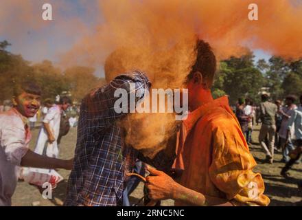 (160323) -- KOLKATA, le 23 mars 2016 -- les Indiens dispersent de la poudre colorée pour célébrer le festival de Holi à Shantiniketan, à environ 163 km de Kolkata, capitale de l'État indien oriental du Bengale occidental, le 23 mars 2016. Holi, également appelé la fête du printemps, est un festival hindou populaire observé en Inde à la fin de la saison d'hiver le dernier jour de pleine lune du mois lunaire, qui tombe généralement à la fin février ou mars. INDE-KOLKATA-HOLI FESTIVAL-CÉLÉBRATION TumpaxMondal PUBLICATIONxNOTxINxCHN Kolkata Mars 23 2016 célébrités indiennes dispersent poudre colorée pour célébrer le Holi Fest Banque D'Images