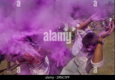 (160323) -- KOLKATA, le 23 mars 2016 -- les Indiens dispersent de la poudre colorée pour célébrer le festival de Holi à Shantiniketan, à environ 163 km de Kolkata, capitale de l'État indien oriental du Bengale occidental, le 23 mars 2016. Holi, également appelé la fête du printemps, est un festival hindou populaire observé en Inde à la fin de la saison d'hiver le dernier jour de pleine lune du mois lunaire, qui tombe généralement à la fin février ou mars. INDE-KOLKATA-HOLI FESTIVAL-CÉLÉBRATION TumpaxMondal PUBLICATIONxNOTxINxCHN Kolkata Mars 23 2016 célébrités indiennes dispersent poudre colorée pour célébrer le Holi Fest Banque D'Images