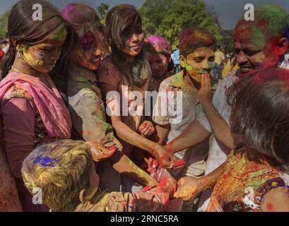 (160323) -- KOLKATA, le 23 mars 2016 -- les Indiens célèbrent la fête de Holi à Shantiniketan, à environ 163 km de Kolkata, capitale de l'État indien oriental du Bengale occidental, le 23 mars 2016. Holi, également appelé la fête du printemps, est un festival hindou populaire observé en Inde à la fin de la saison d'hiver le dernier jour de pleine lune du mois lunaire, qui tombe généralement à la fin février ou mars. INDIA-KOLKATA-HOLI FESTIVAL-CELEBRATION TumpaxMondal PUBLICATIONxNOTxINxCHN Kolkata Mars 23 2016 des célébrités indiennes célèbrent le Festival Holi À Shantiniketan à environ 163 km de la capitale Kolkata Banque D'Images