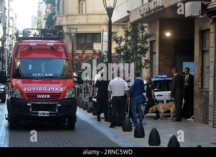 Bombenalarm à Buenos Aires (160324) -- BUENOS AIRES, le 24 mars 2016 -- des membres de la sécurité inspectent devant la radio nationale, à Buenos Aires, Argentine, le 23 mars 2016. Selon la presse locale, les travailleurs de la radio nationale ont évacué les installations en raison de l'entrée d'un homme avec des engins explosifs présumés. L'homme a été arrêté par la police. ) (fnc) (ah) ARGENTINA-BUENOS AIRES-SECURITY-EVACUATION TELAM PUBLICATIONxNOTxINxCHN alerte à la bombe à Buenos Aires Buenos Aires Buenos Aires Mars 24 2016 des membres de la sécurité inspectent devant la radio nationale à Buenos Aires Argentine LE 23 2016 mars selon t Banque D'Images