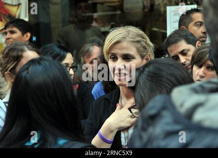 Bombenalarm à Buenos Aires (160324) -- BUENOS AIRES, le 24 mars 2016 -- des employés de la radio nationale se tiennent devant ses installations, à Buenos Aires, Argentine, le 23 mars 2016. Selon la presse locale, les travailleurs de la radio nationale ont évacué les installations en raison de l'entrée d'un homme avec des engins explosifs présumés. L'homme a été arrêté par la police. ) (fnc) (ah) ARGENTINA-BUENOS AIRES-SECURITY-EVACUATION TELAM PUBLICATIONxNOTxINxCHN alerte à la bombe à Buenos Aires Buenos Aires Buenos Aires Mars 24 2016 les employés de la radio nationale se tiennent devant ses installations à Buenos Aires Argentine LE 2 mars Banque D'Images