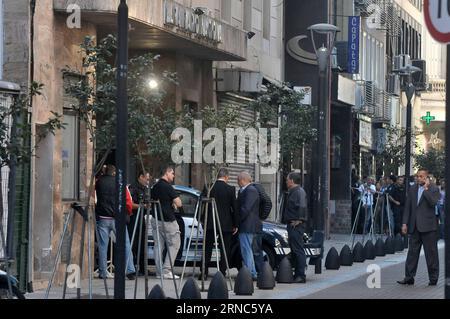 Bombenalarm à Buenos Aires (160324) -- BUENOS AIRES, le 24 mars 2016 -- des employés de la radio nationale se tiennent devant ses installations, à Buenos Aires, Argentine, le 23 mars 2016. Selon la presse locale, les travailleurs de la radio nationale ont évacué les installations en raison de l'entrée d'un homme avec des engins explosifs présumés. L'homme a été arrêté par la police. ) (fnc) (ah) ARGENTINA-BUENOS AIRES-SECURITY-EVACUATION TELAM PUBLICATIONxNOTxINxCHN alerte à la bombe à Buenos Aires Buenos Aires Buenos Aires Mars 24 2016 les employés de la radio nationale se tiennent devant ses installations à Buenos Aires Argentine LE 2 mars Banque D'Images