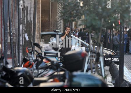 Bombenalarm à Buenos Aires (160324) -- BUENOS AIRES, le 24 mars 2016 -- un membre de la sécurité utilise son téléphone portable devant la radio nationale, à Buenos Aires, Argentine, le 23 mars 2016. Selon la presse locale, les travailleurs de la radio nationale ont évacué les installations en raison de l'entrée d'un homme avec des engins explosifs présumés. L'homme a été arrêté par la police. ) (fnc) (ah) ARGENTINA-BUENOS AIRES-SECURITY-EVACUATION TELAM PUBLICATIONxNOTxINxCHN alerte à la bombe à Buenos Aires Buenos Aires Buenos Aires Mars 24 2016 un membre de la sécurité utilise son téléphone portable devant la radio nationale à Buenos Aires Argentin Banque D'Images