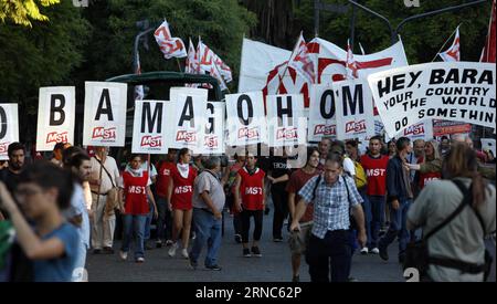 (160324) -- BUENOS AIRES, 24 mars 2016 -- des manifestants brandissent des banderoles lors d'une manifestation contre la visite du président américain Barack Obama à Buenos Aires, Argentine, le 23 mars 2016.) (fnc) (ah) ARGENTINE-BUENOS AIRES-États-Unis PRESIDENT-PROTEST GUSTAVOxCHERRO PUBLICATIONxNOTxINxCHN Buenos Aires Mars 24 2016 un manifestant tient des bannières lors d'une manifestation contre la visite du président américain Barack Obama à Buenos Aires Argentine Mars 23 2016 FNC AH Argentina Buenos Aires LE président américain Protest PUBLICATIONxNOTxINxCHN Banque D'Images