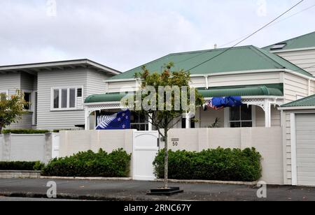 Neuseeland stimmt für Beibehaltung der bisherigen Nationalfahne (160324) -- WELLINGTON, le 24 mars 2016 -- une photo prise le 11 mars 2016 montre le drapeau national actuel de la Nouvelle-Zélande (R) et l'offre alternative dans une habitation à Auckland, en Nouvelle-Zélande. Les Néo-Zélandais ont voté pour garder le Jack de l'Union britannique dans leur drapeau national, rejetant la candidature du Premier ministre John Key pour un changement à une conception de fougère argentée lors d'un référendum qui s'est clôturé jeudi). NOUVELLE-ZÉLANDE-NATIONAL-CHANGEMENT-REJET DE DRAPEAU SuxLiang PUBLICATIONxNOTxINxCHN Nouvelle-Zélande vrai pour conservation le drapeau national jusqu'ici Wellington Mars 2 Banque D'Images