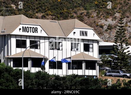 Neuseeland stimmt für Beibehaltung der bisherigen Nationalfahne (160324) -- WELLINGTON, le 24 mars 2016 -- une photo prise le 2 mars 2016 montre les drapeaux nationaux alternatifs de la Nouvelle-Zélande devant une auberge à Wellington, capitale de la Nouvelle-Zélande. Les Néo-Zélandais ont voté pour garder le Jack de l'Union britannique dans leur drapeau national, rejetant la candidature du Premier ministre John Key pour un changement à une conception de fougère argentée lors d'un référendum qui s'est clôturé jeudi). NOUVELLE-ZÉLANDE-NATIONAL-CHANGEMENT-REJET DE DRAPEAU SuxLiang PUBLICATIONxNOTxINxCHN Nouvelle-Zélande vrai pour conservation le drapeau national jusqu'ici Wellington Mars 24 2016 Phot Banque D'Images