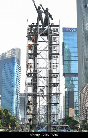 (160324) -- JAKARTA, March 24, 2016 -- Workers install scaffolds around Selamat Datang Monument, or the Welcome Monument in Jakarta, Indonesia, on March 24, 2016. Installing scaffolds as tall as Selamat Datang statue in Indonesia Hotel Fountain is to maintain the stability of the statue from the vibration caused by underground track drilling during Mass Rapid Transit (MRT) project. MRT project is a mass freight transportation that will connect the center of Jakarta city with Jakarta outskirts. ) INDONESIA-JAKARTA-INSTALLATION OF SCAFFOLDS-SELAMAT DATANG STATUE VerixSanovri PUBLICATIONxNOTxINxC Stock Photo