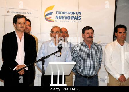 (160324) -- LA HAVANE, le 24 mars 2016 -- Humberto de la Calle (2e L, Front), chef de la délégation de paix du gouvernement colombien, s'adresse à une conférence de presse à la Havane, Cuba, le 23 mars 2016. Le gouvernement colombien et les rebelles de gauche des FARC ont manqué la date limite du 23 mars pour un accord de paix, ont déclaré mercredi les négociateurs à la Havane. Vladimir Molina/) CUBA-HAVBANA-COLOMBIA-GOVERNMENT-FARC-NO PEACE DEAL PRENSAxLATINA PUBLICATIONxNOTxINxCHN la Havane Mars 24 2016 Humberto de la Calle 2nd l Front Chef de la délégation de paix du gouvernement colombien prononce une conférence de presse à la Havane Cuba LE 23 20 mars Banque D'Images