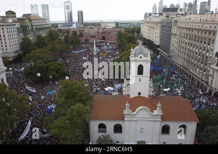 (160324) -- BUENOS AIRES, March 24, 2016 -- People take part in the march for the 40 years of the 1976 coup, in Buenos Aires city, capital of Argentina, on March 24, 2016. The coup was held on March 24, 1976, and overthrew then Argentina s President Maria Estela Martinez de Peron to establish a military board leaded by Jorge Rafael Videla. Different social, political and student organizations took part in the march to commemorate the National Day of Memory for Truth and Justice. ) (azp) ARGENTINA-BUENOS AIRES-SOCIETY-MARCH MARTINxZABALA PUBLICATIONxNOTxINxCHN   Buenos Aires March 24 2016 Celeb Banque D'Images