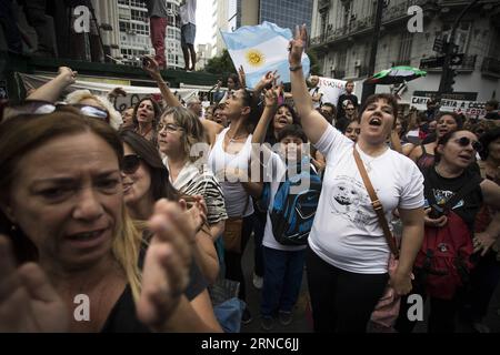 (160324) -- BUENOS AIRES, March 24, 2016 -- People shout slogans during the march for the 40 years of the 1976 coup, in Buenos Aires city, capital of Argentina, on March 24, 2016. The coup was held on March 24, 1976, and overthrew then Argentina s President Maria Estela Martinez de Peron to establish a military board leaded by Jorge Rafael Videla. Different social, political and student organizations took part in the march to commemorate the National Day of Memory for Truth and Justice. ) (azp) ARGENTINA-BUENOS AIRES-SOCIETY-MARCH MARTINxZABALA PUBLICATIONxNOTxINxCHN   Buenos Aires March 24 20 Banque D'Images