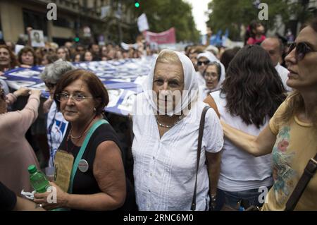 (160324) -- BUENOS AIRES, le 24 mars 2016 -- des membres des mères de la place de Mai dirigent la marche pour les 40 ans du coup d'État de 1976, à Buenos Aires, capitale de l'Argentine, le 24 mars 2016. Le coup d'État a eu lieu le 24 mars 1976 et a renversé la présidente de l'Argentine Maria Estela Martinez de Peron pour établir un conseil militaire dirigé par Jorge Rafael Videla. Différentes organisations sociales, politiques et étudiantes ont participé à la marche pour commémorer la Journée nationale de mémoire pour la vérité et la justice. (azp) ARGENTINA-BUENOS AIRES-SOCIETY-MARCH MARTINxZABALA PUBLICATIONxNOTxINxCHN Buenos Air Banque D'Images