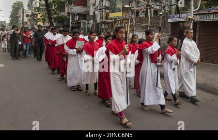 (160325) -- KOLKATA, le 25 mars 2016 -- des enfants chrétiens indiens prennent part à une procession le vendredi Saint à Kolkata, capitale de l'État indien oriental du Bengale occidental, le 25 mars 2016. Les chrétiens du monde entier célèbrent la période solennelle de Pâques. ) INDE-KOLKATA-CHRÉTIENS-VENDREDI SAINT TumpaxMondal PUBLICATIONxNOTxINxCHN Kolkata Mars 25 2016 des enfants chrétiens indiens prennent part à une procession LE Vendredi Saint à Kolkata capitale de l'État indien oriental Bengale OCCIDENTAL LE 25 2016 Mars les chrétiens du monde entier marquent la période solennelle de Pâques Inde Kolkata Chrétiens Vendredi Saint TumpaxMondal Banque D'Images