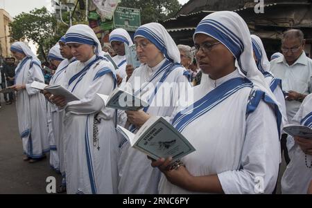 (160325) -- KOLKATA, le 25 mars 2016 -- les sœurs prient le Vendredi Saint à Kolkata, capitale de l'État indien oriental du Bengale occidental, le 25 mars 2016. Les chrétiens du monde entier célèbrent la période solennelle de Pâques. ) INDE-KOLKATA-CHRÉTIENS-VENDREDI SAINT TumpaxMondal PUBLICATIONxNOTxINxCHN Kolkata Mars 25 2016 Sonnes prient LE Vendredi Saint à Kolkata capitale de l'État indien oriental Bengale OCCIDENTAL Mars 25 2016 Chrétiens du monde entier marquent la période solennelle de Pâques Inde Kolkata Chrétiens Vendredi Saint TumpaxMondal PUBLICATIONxNOTxINxCHN Banque D'Images