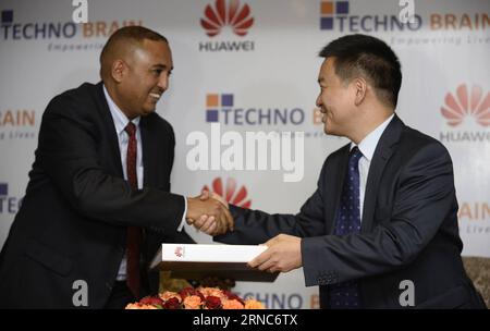 Cooper Qu (à droite), Directeur général adjoint (CEO) de Huawei Éthiopie, serre la main de Mekonnen Tesafye, Directeur pays de Techno Brain Ethiopia, lors de la cérémonie de signature de l’accord de partenariat à Addis Abeba, Éthiopie, le 24 mars 2016. Huawei, premier fournisseur chinois de solutions de technologies de l information et de la communication (TIC), et Techno Brain, premier fournisseur africain d applications logicielles personnalisées, ont signé jeudi un accord de partenariat qui a officiellement lancé Huawei Authorized Learning Partnership (HALP) en Éthiopie. ÉTHIOPIE-ADDIS-ABEBA-ÉCONOMIE-HUAWEI-TECHNO BRAIN-COOPER Banque D'Images