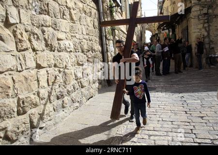 (160325) -- JÉRUSALEM, 25 mars 2016 -- Un pèlerin chrétien porte une croix en bois le long de la via Dolorosa (voie de la souffrance) dans la vieille ville de Jérusalem lors de la procession du Vendredi Saint le 25 mars 2016.) MIDEAST-JÉRUSALEM-VENDREDI SAINT PROCESSION MuammarxAwad PUBLICATIONxNOTxINxCHN Jérusalem Mars 25 2016 un pèlerin chrétien porte une croix en bois le long de la via Dolorosa manière de souffrir dans la vieille ville de Jérusalem S pendant la procession du Vendredi Saint LE 25 2016 mars Mideast Jérusalem procession du Vendredi Saint MuammarxAwad PUBLICATIONxNOTxINxCHN Banque D'Images