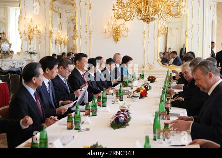 (160329) -- PRAGUE, le 29 mars 2016 -- le président chinois Xi Jinping (4e L) s'entretient avec le président tchèque Milos Zeman (3e R) à Prague, en République tchèque, le 29 mars 2016. (mp) RÉPUBLIQUE TCHÈQUE-CHINE-XI JINPING-MILOS ZEMAN-TALKS LanxHongguang PUBLICATIONxNOTxINxCHN Prague mars 29 2016 le président chinois Xi Jinping 4e l s'entretient avec le président tchèque Milos Zeman 3e r à Prague la République tchèque mars 29 2016 MP République tchèque Chine Xi Jinping Milos Zeman PLUBLICATIONxNOTxINxCHN Banque D'Images