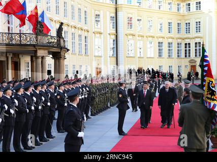 (160329) -- PRAGUE, le 29 mars 2016 -- le président chinois Xi Jinping assiste à une cérémonie de bienvenue organisée par le président tchèque Milos Zeman à Prague, en République tchèque, le 29 mars 2016. (mp) RÉPUBLIQUE TCHÈQUE-CHINE-XI CÉRÉMONIE DE BIENVENUE JINPING PangxXinglei PUBLICATIONxNOTxINxCHN Prague mars 29 2016 le président chinois Xi Jinping assiste à une cérémonie de bienvenue héros du président tchèque Milos Zeman à Prague la République tchèque mars 29 2016 MP République tchèque Chine Xi Jinping cérémonie de bienvenue PangxXinglei PUBLICATIONxNOTxINxCHN Banque D'Images